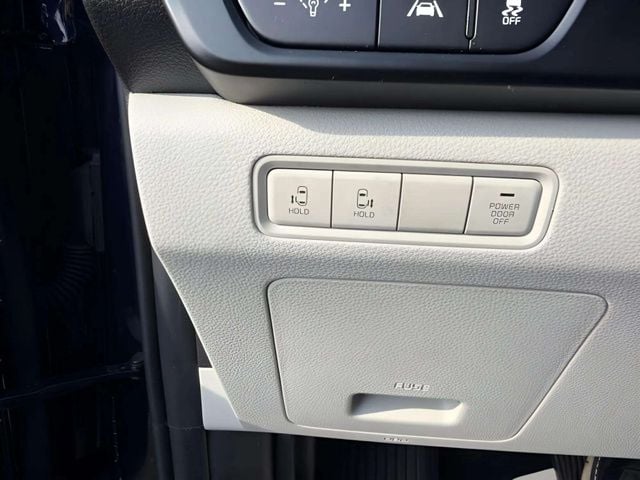 Pre-Owned 2024 Kia Carnival LX - photo - 23