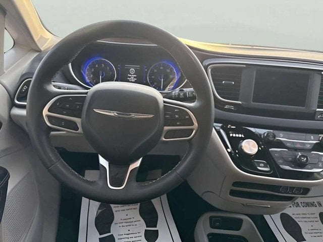 Pre-Owned 2022 Chrysler Voyager LX - photo - 10