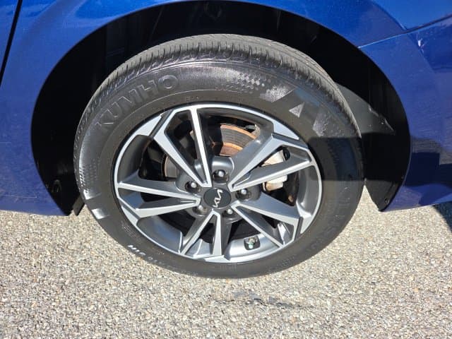 Pre-Owned 2022 Kia Forte LXS - photo - 16