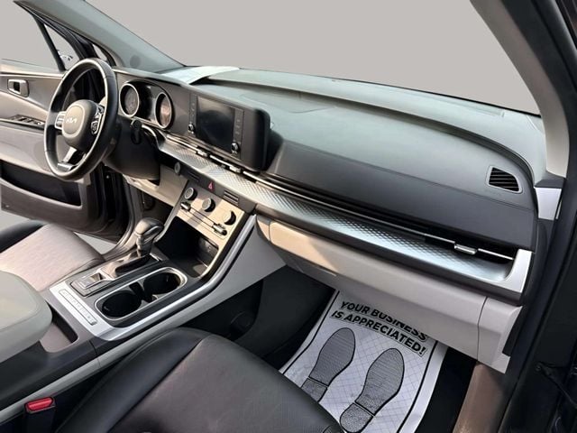Pre-Owned 2024 Kia Carnival LX - photo - 21